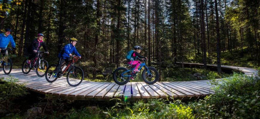 Familie op fiets vakantie in Noorwegen
